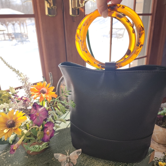 Handbags - Elegant Black Tote Bag with Tortoiseshell Handle